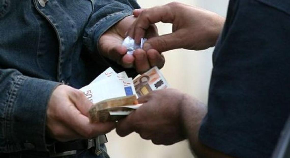 Sorpreso a spacciare nel distributore di carburante