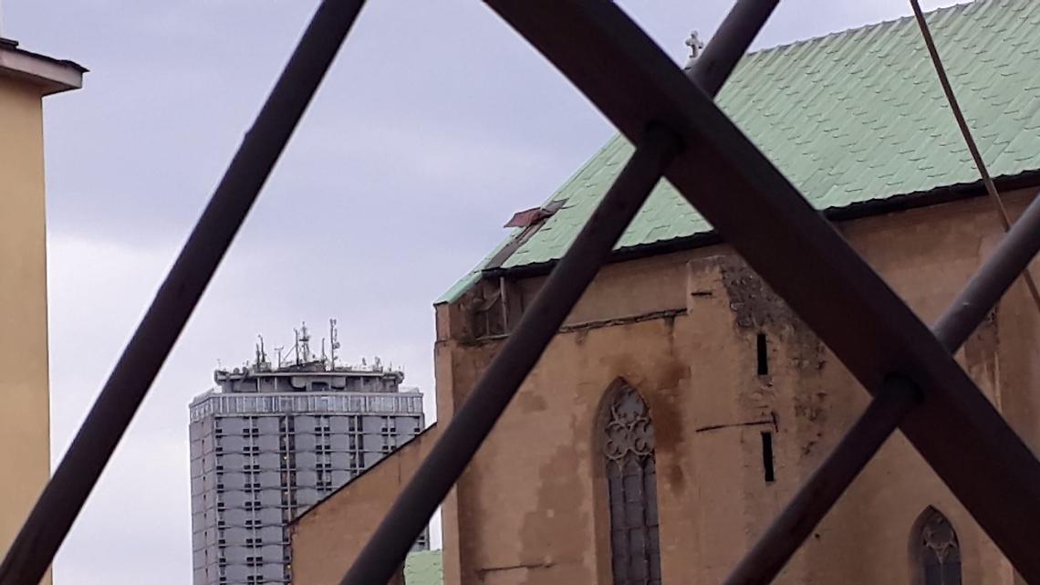 Maltempo a Napoli, danneggiato il tetto della basilica di Santa Chiara