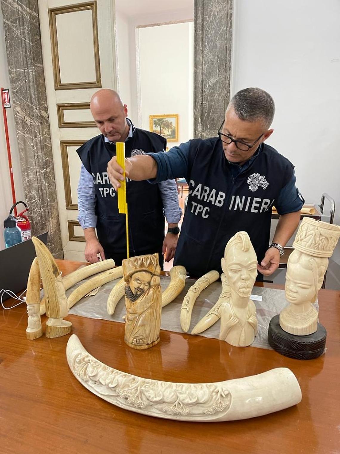 Reperti antichi rubati in casa, ai domiciliari il sovrintendente