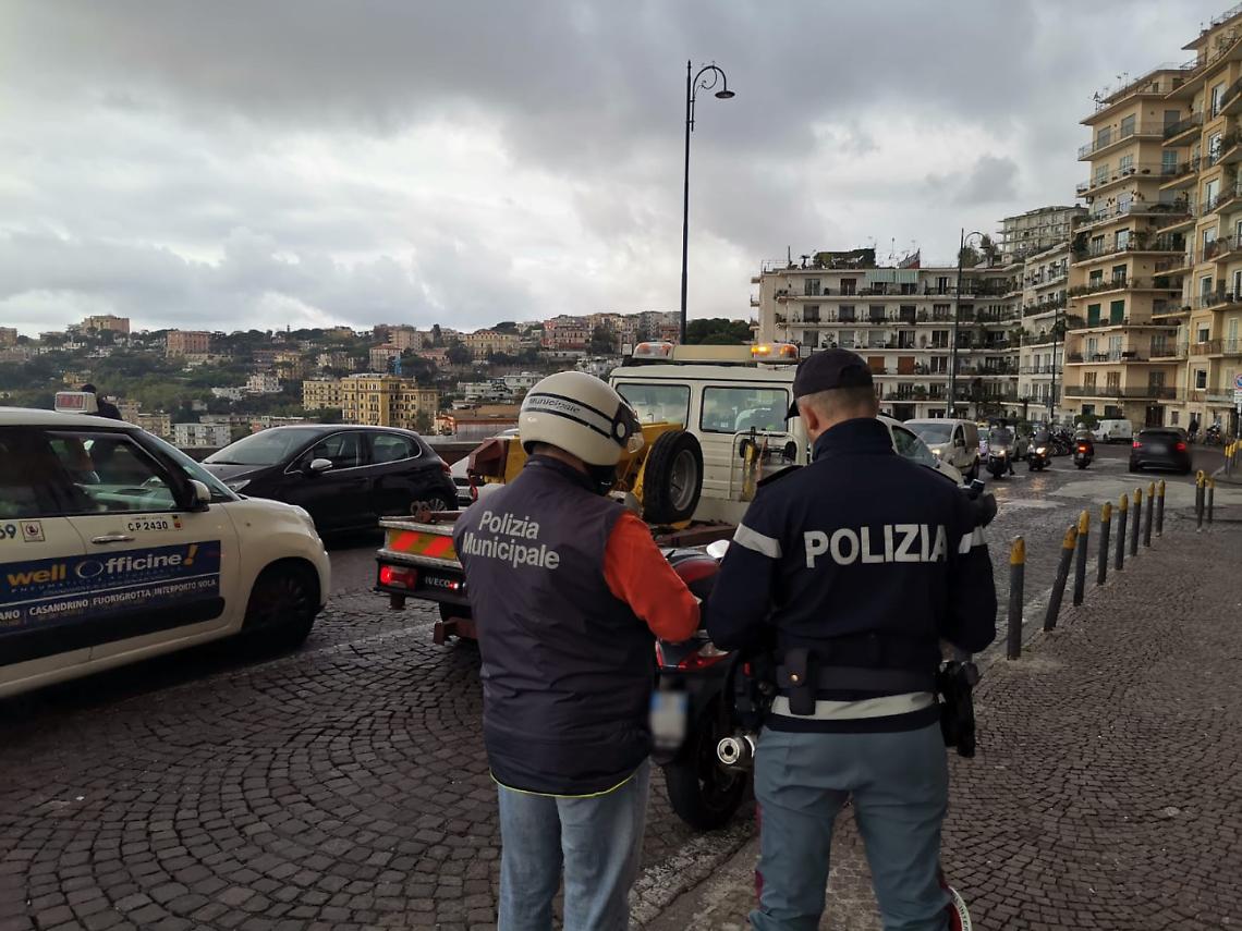 Vomero, decine di veicoli abbandonati rimossi dalla polizia