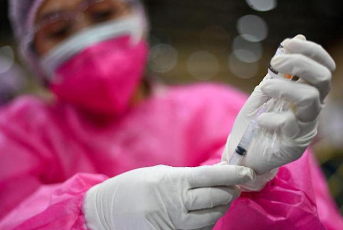 Variante Omicron, Ema: «Non sappiamo se servirà nuovo vaccino»