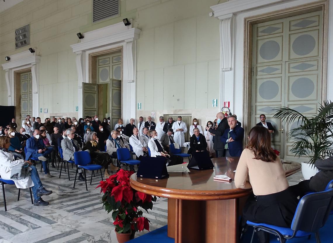 Covid, seimila pazienti curati al Cardarelli: targa per i medici