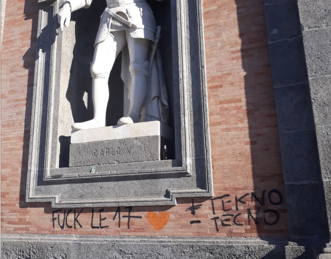Plebiscito imbrattato, via alla pulizia di Palazzo reale