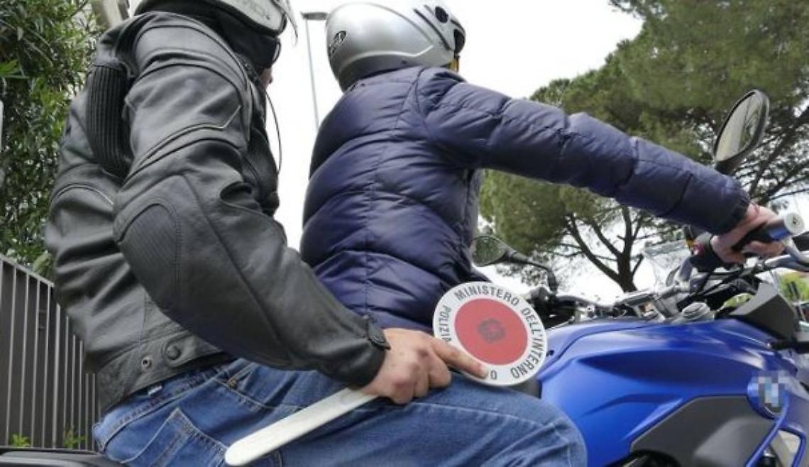 Borseggiatore in azione, bloccato dai Falchi