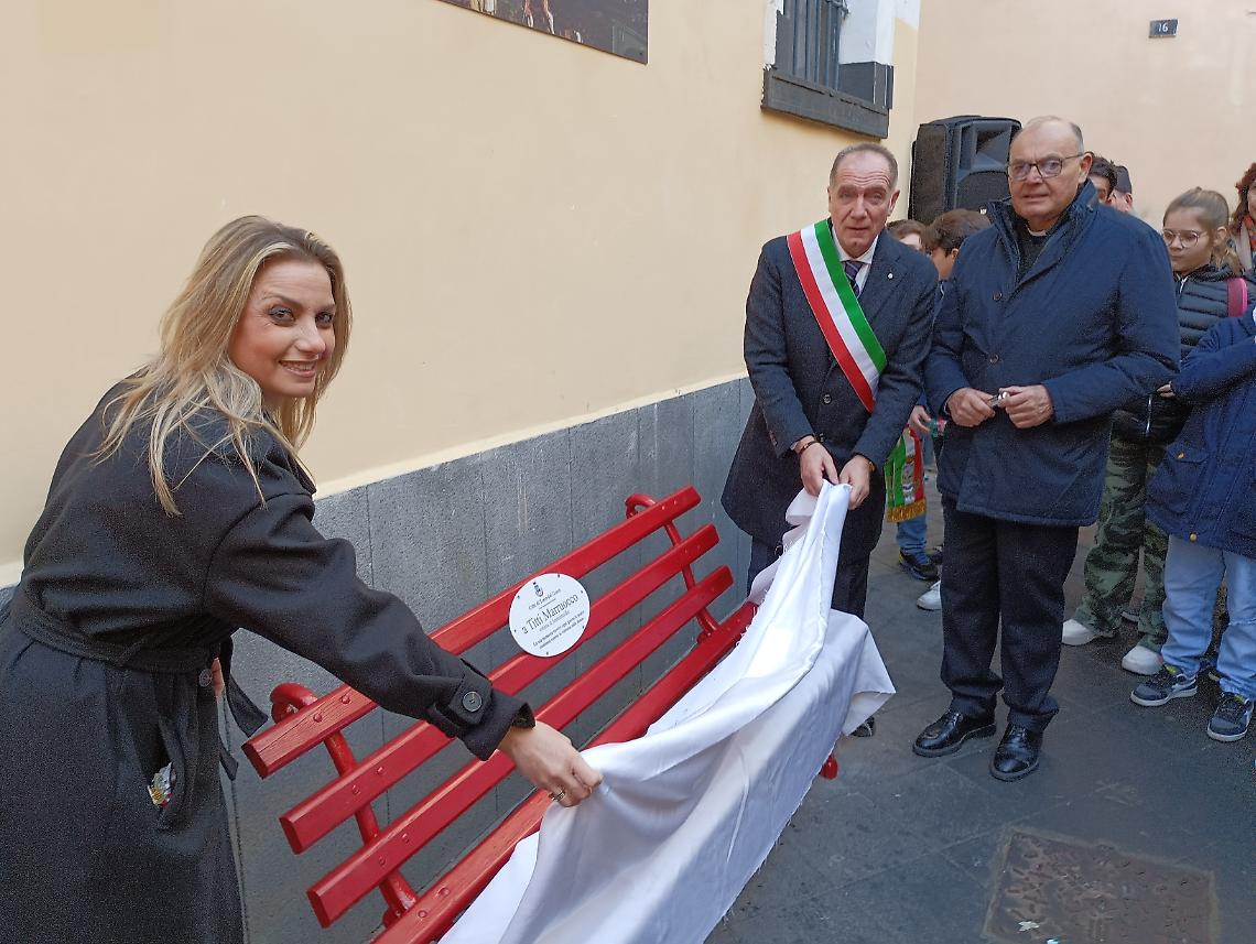  Violenza sulle donne, panchina rossa per Titti Marruocco a Torre del Greco