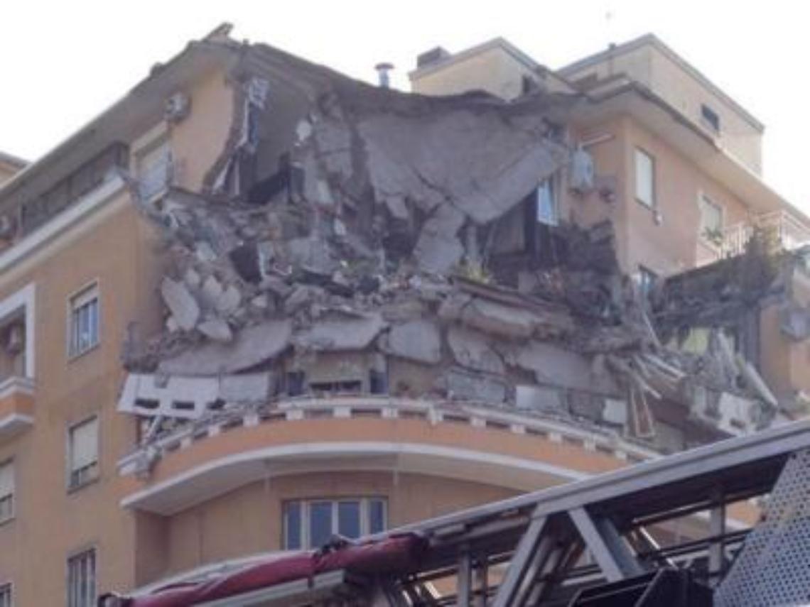 Roma, crollano tre piani di un palazzo: evacuato pochi minuti prima