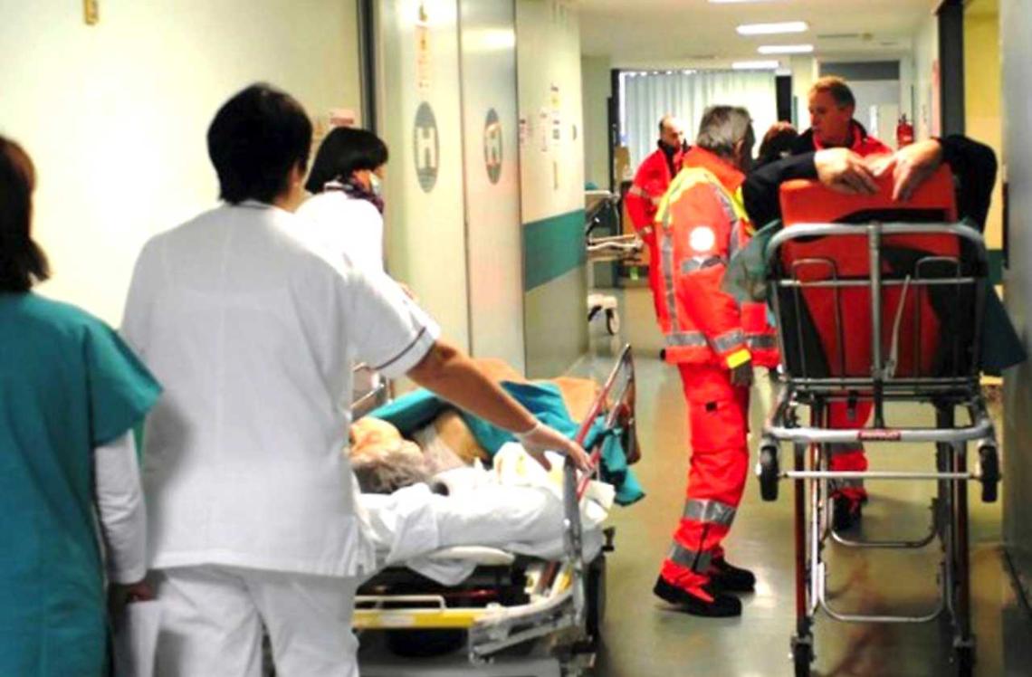 Dolori al petto dopo il vaccino, 15enne in barella per 21 ore al Pronto soccorso