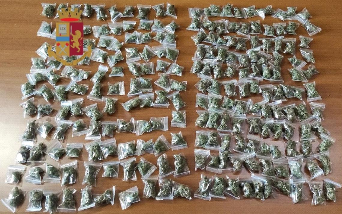 Rione Traiano, rinvenuti 300 grammi di marijuana in area boschiva