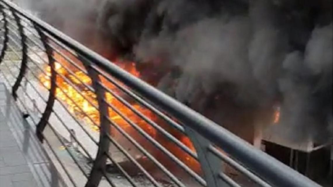 Scontri tra ultras di Paganese e Casertana, in fiamme il bus dei tifosi ospiti