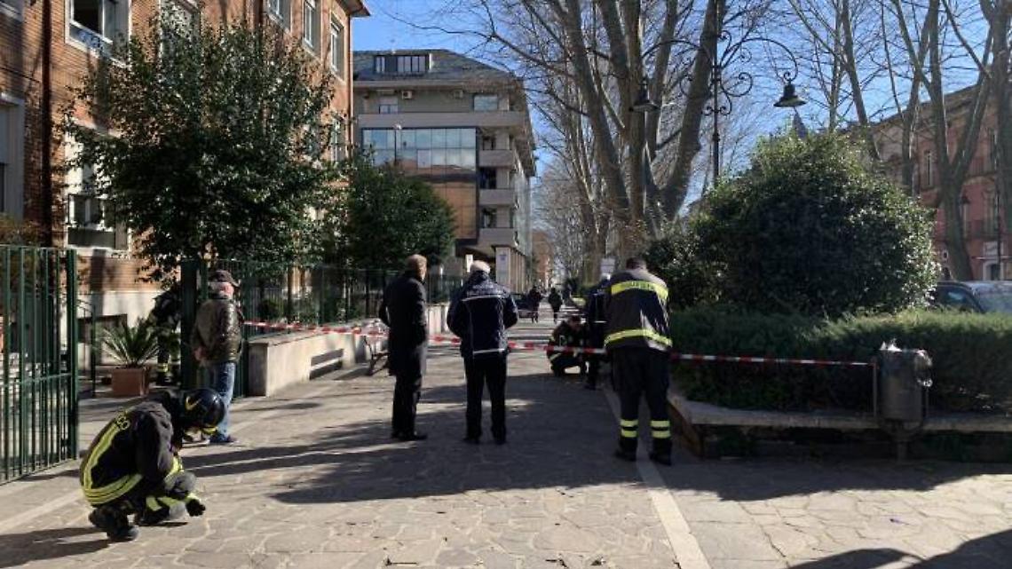 Ordigno esplode davanti alla scuola, denunciato studente