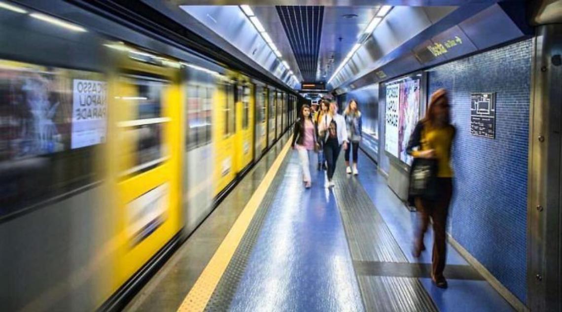 I lavoratori al Comune: «Disinfestate» L’Eav annuncia pulizie straordinarie