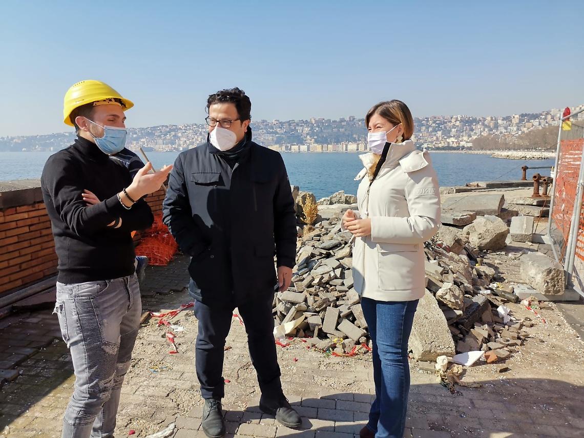 Via Partenope, via al ripristino del parapetto distrutto dalla mareggiata