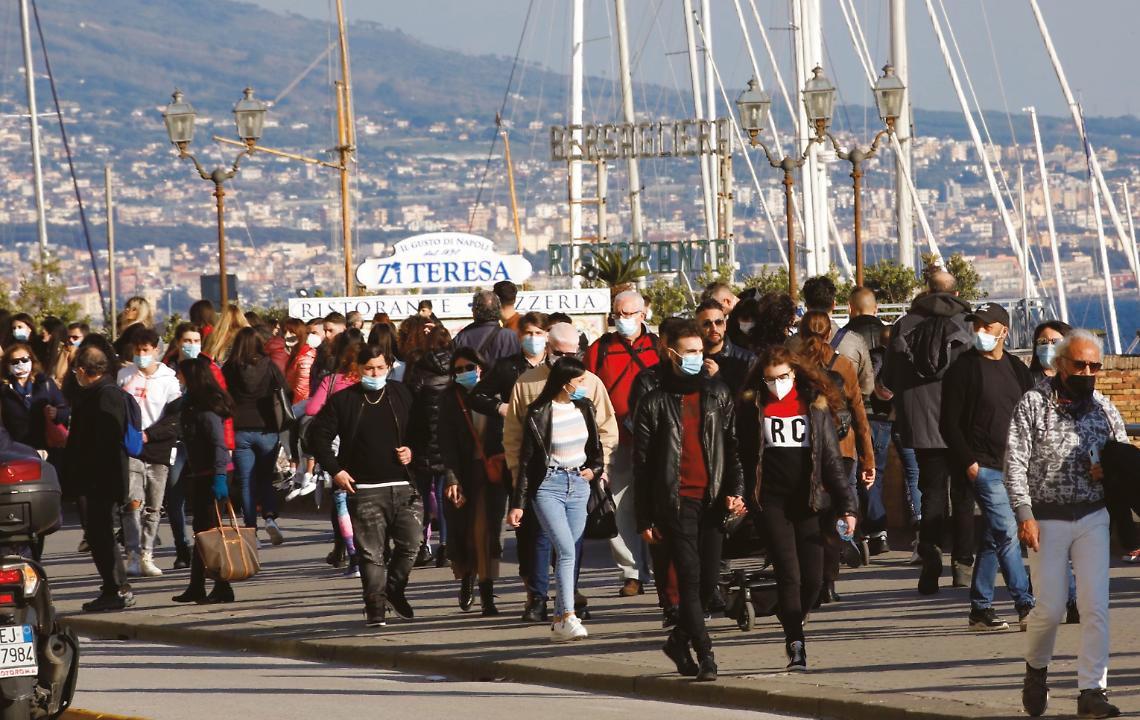 Covid, folla sul lungomare. La zona arancione non funziona