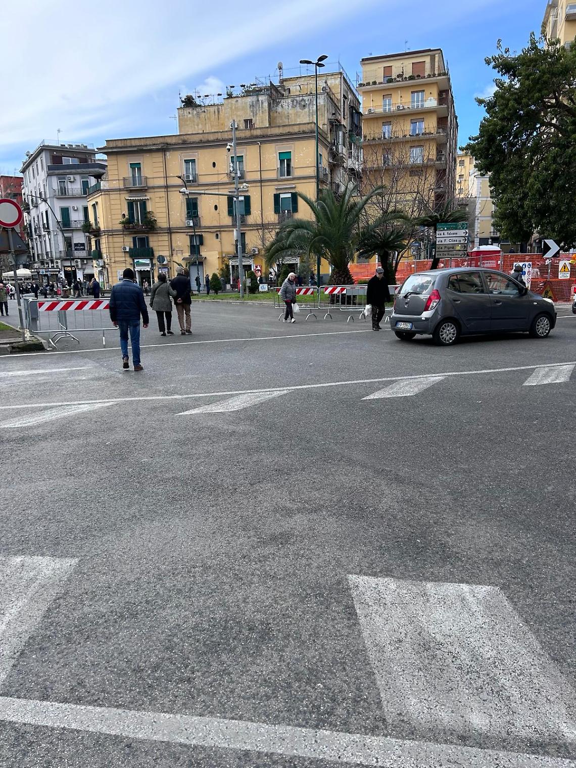 Piazza degli Artisti ancora chiusa, i residenti si ribellano