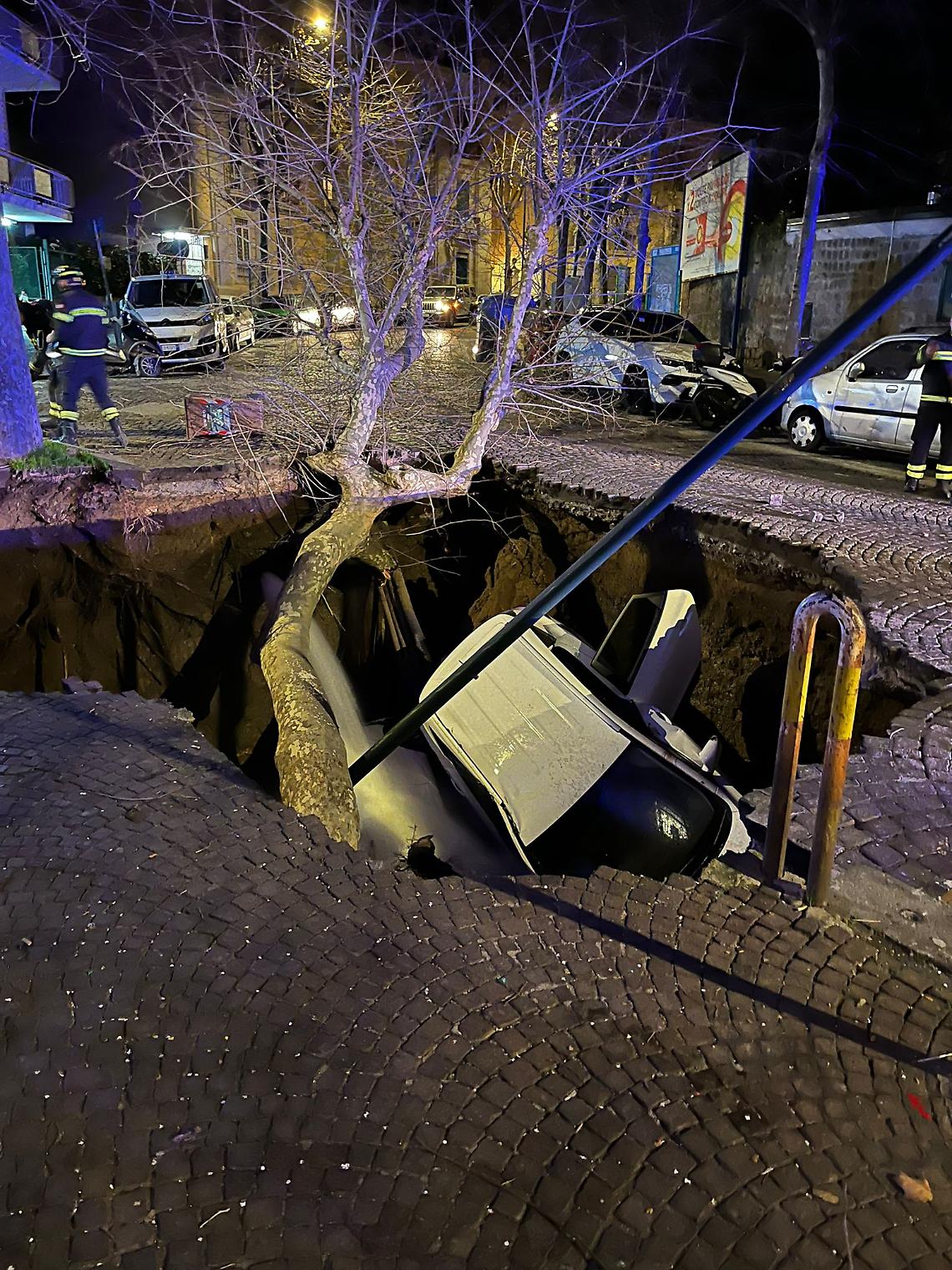 Voragine al Vomero, il racconto dei due giovani: «In un attimo siamo sprofondati»