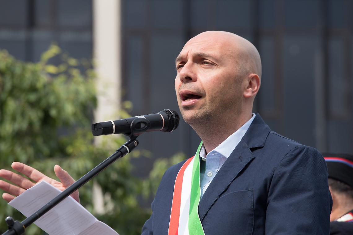 Frasi choc su Napoli, ora il sindaco di Cantù si scusa. Ma sul web una pioggia di insulti per lui
