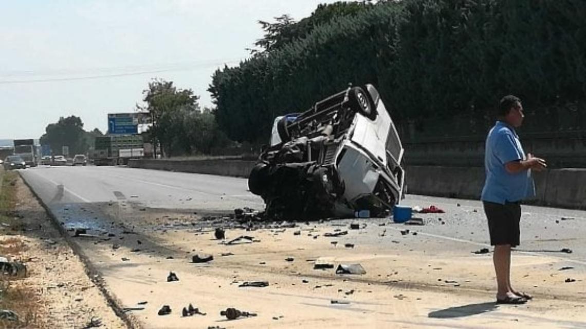 Foggia, scontro frontale tra un furgone e un Tir: morti dodici migranti