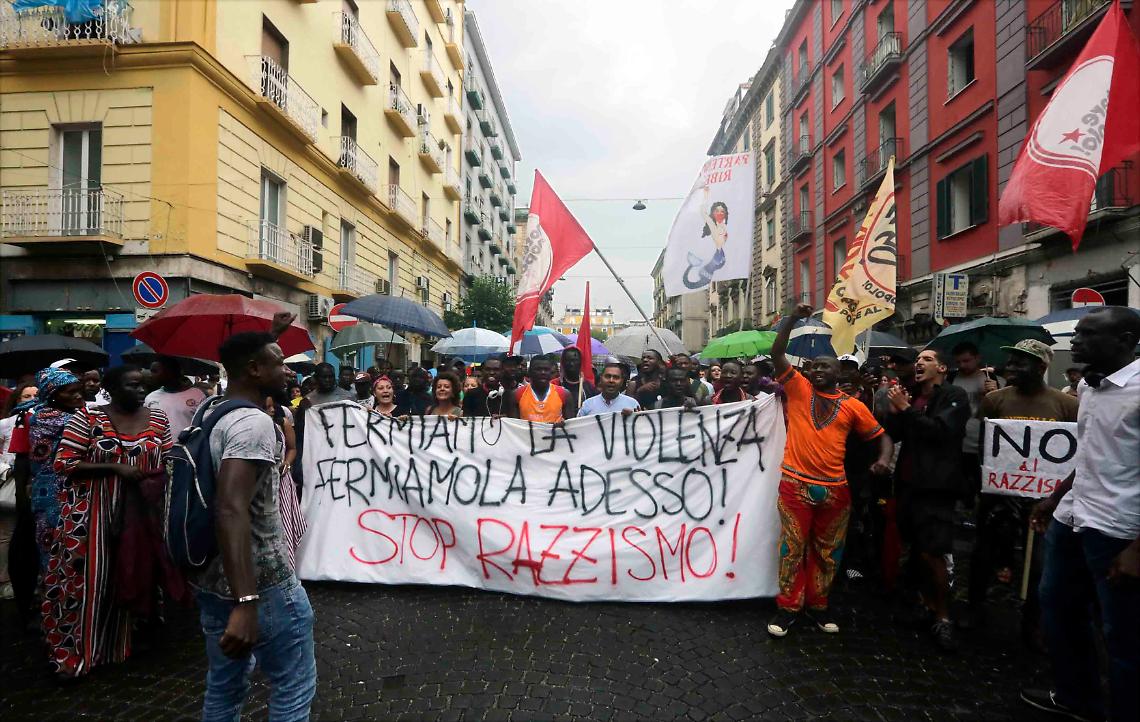 In marcia per il senegalese ferito: «Non siamo il nemico a cui sparare»