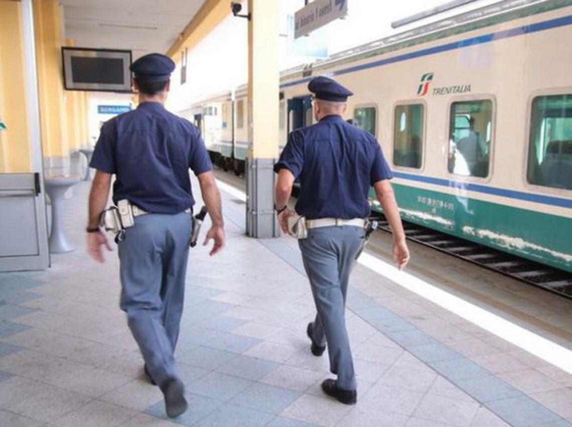 Napoli centrale, poliziotti soccorrono giovane in stato confusionale