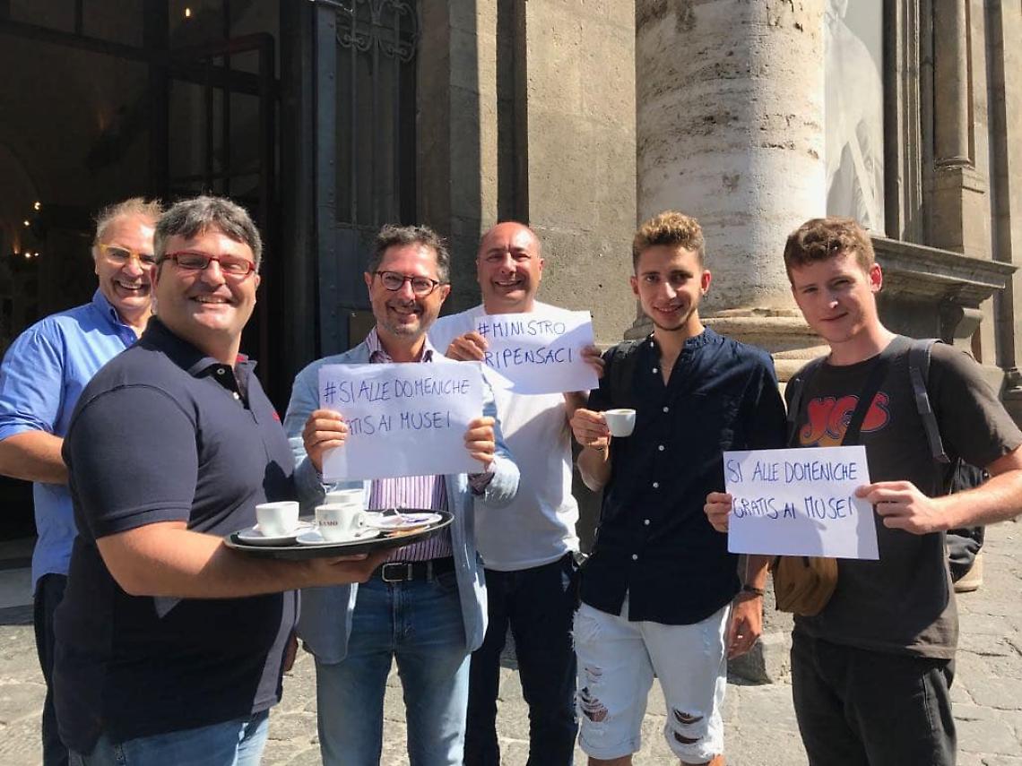 Stop domenica gratis nei musei, flash mob: i Verdi offrono tazzine di caffè al Mann