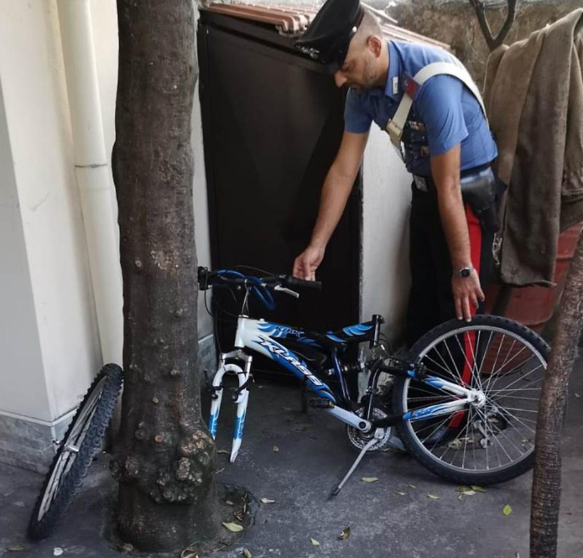 Striano, scavalca recinzione per rubare bicicletta: in manette
