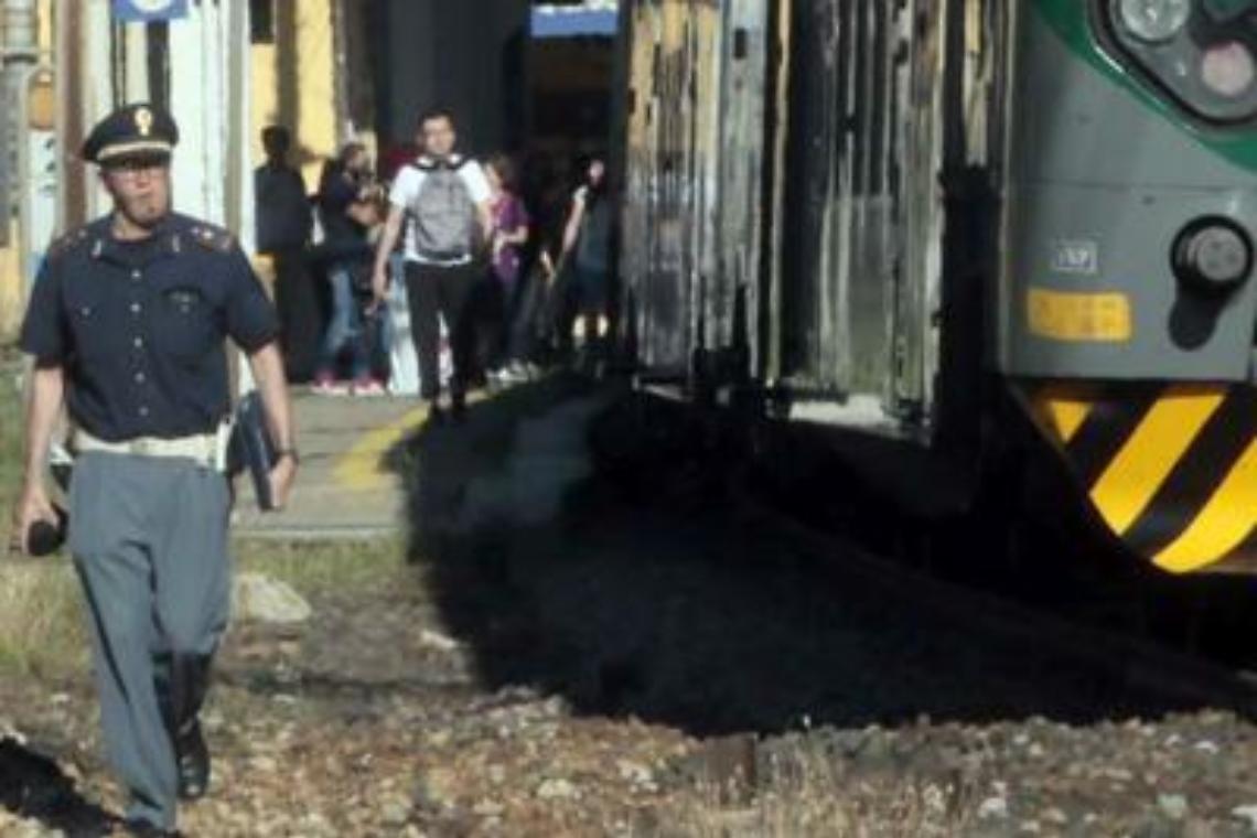 Attraversano i binari, travolti e uccisi 2 bambini: grave la madre