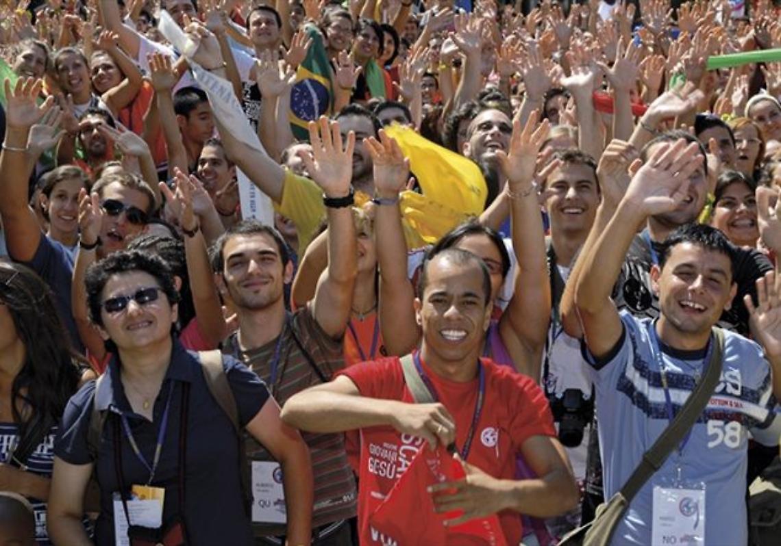 Sul lungomare di Pozzuoli 700 giovani incontrano il cardinale Sepe