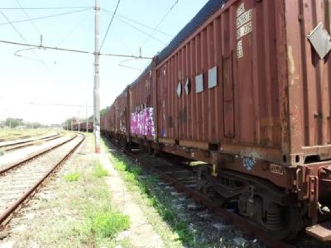 «Un treno con 700 tonnellate di rifiuti fermo da 2 mesi a Roma»