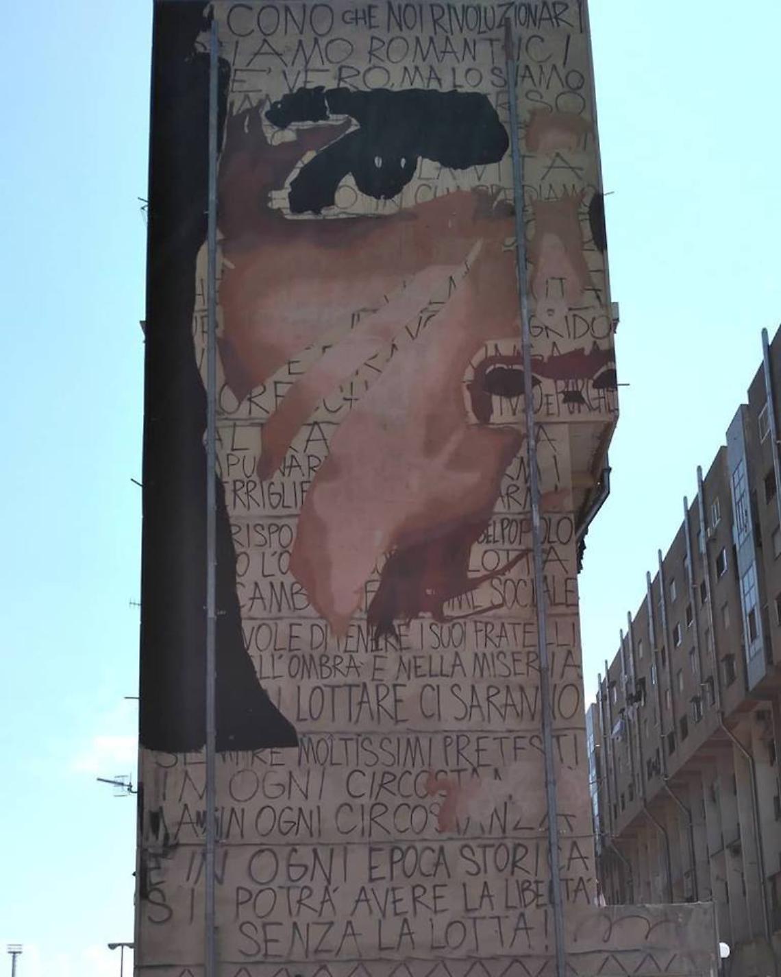 Jorit torna a Napoli e disegna Che Guevara sulle case popolari a Taverna del Ferro