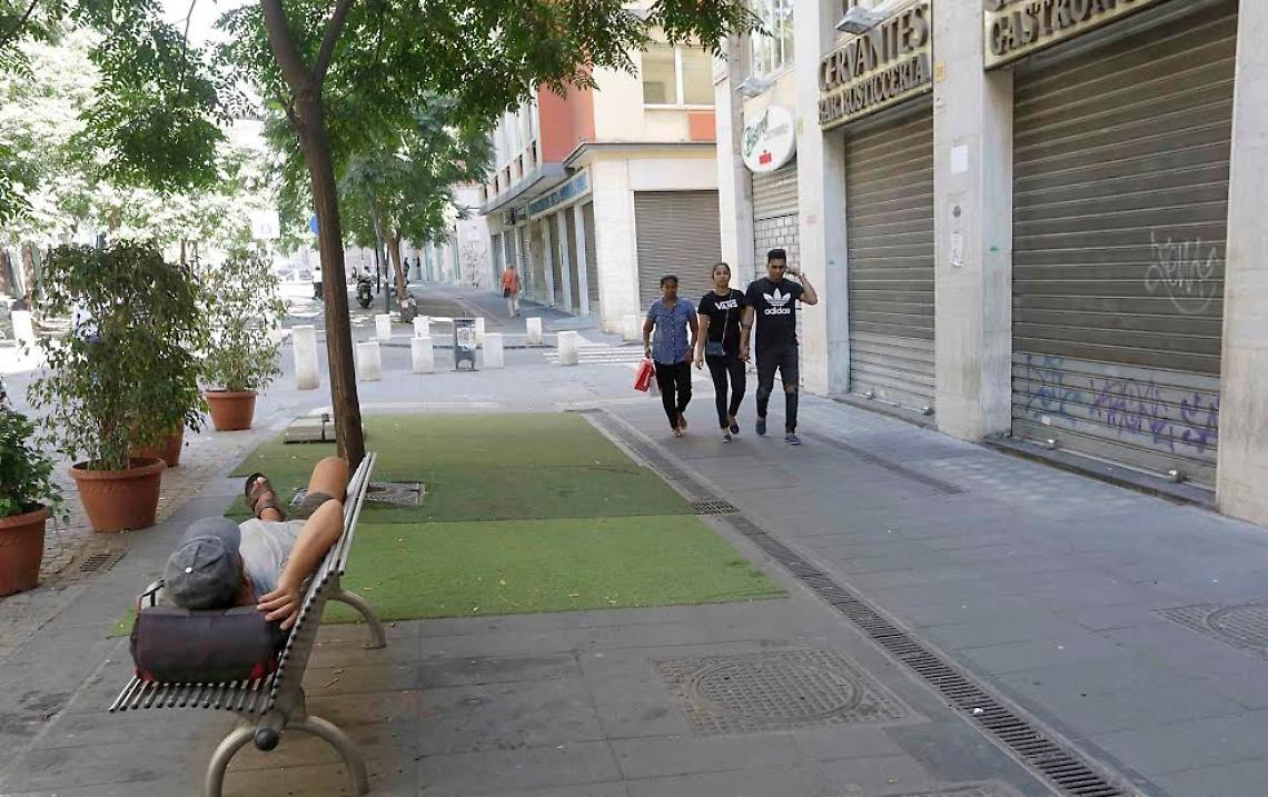 Negozi chiusi e nessun servizio: turisti sconsolati a Napoli