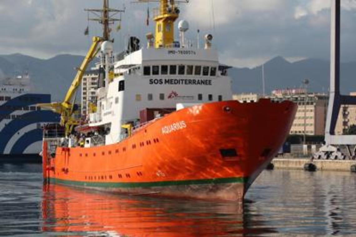 De Magistris: «Aquarius venga a Napoli, siamo pronti ad accoglierli». Salvini: «Paga lui?»