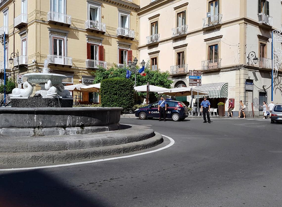 Lite per la precedenza, scatta il pestaggio: presi tre del clan