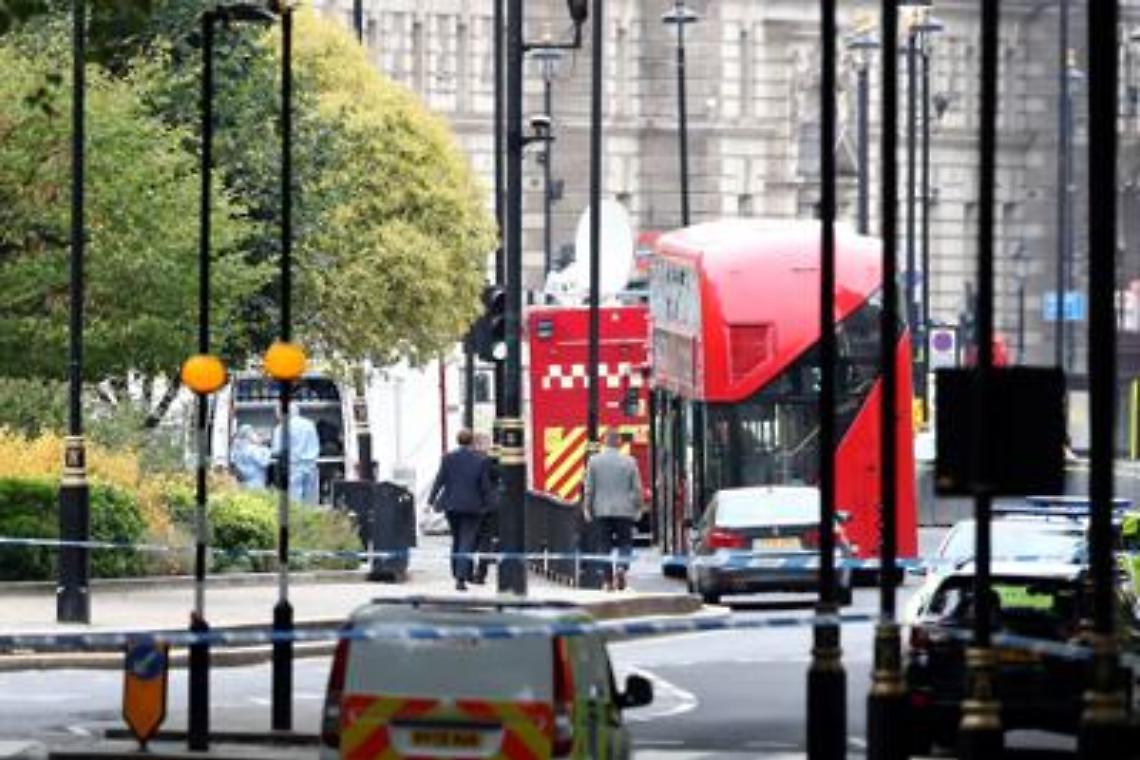 Auto si schianta contro barriere Westminster, un arresto
