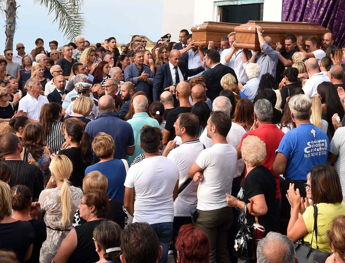 L’addio straziante a papà Antonio e mamma Carmen. E Chiara s'è svegliata