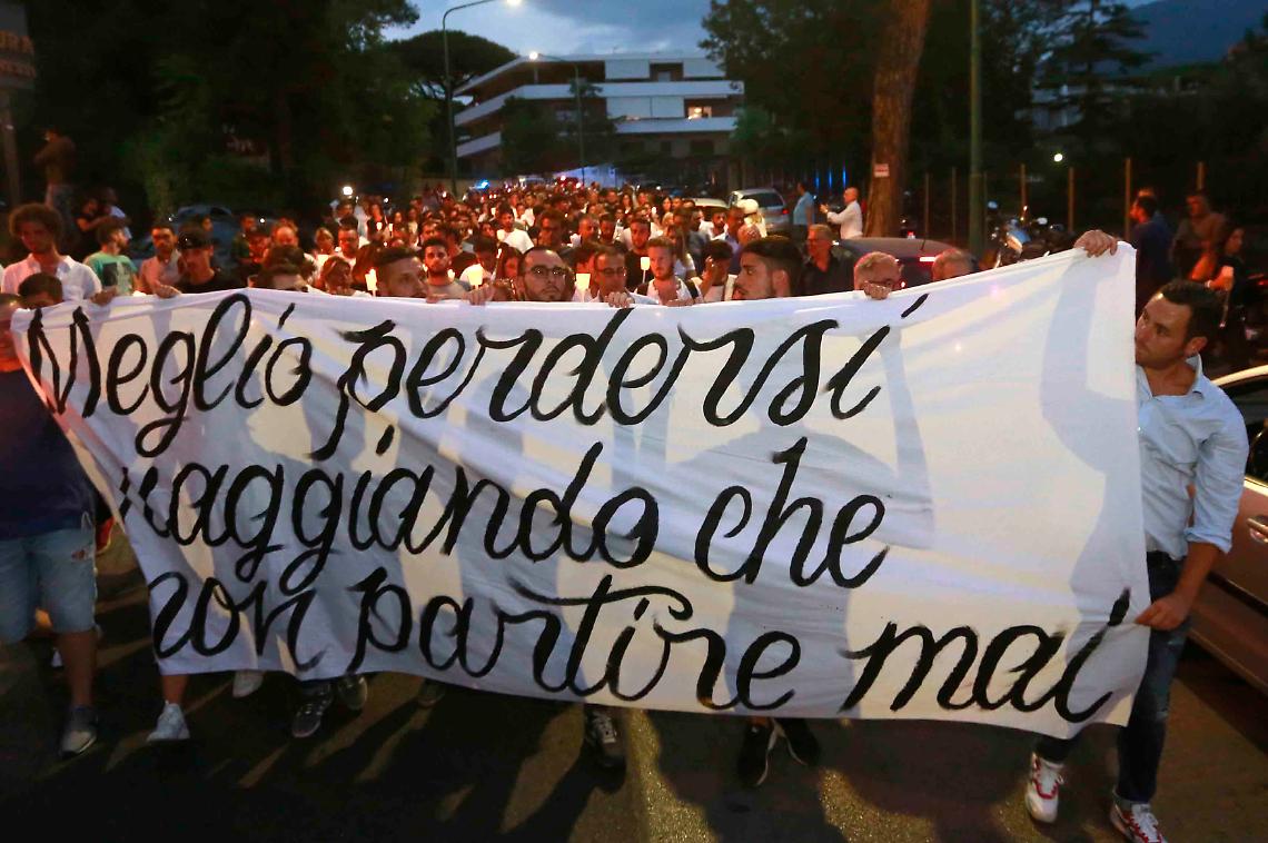 Fiaccolata per i 4 ragazzi morti a Genova