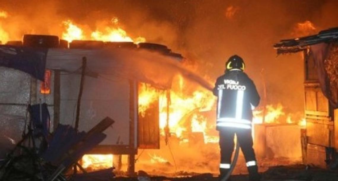 Incendio in atto all'isola ecologica di Torre del Greco