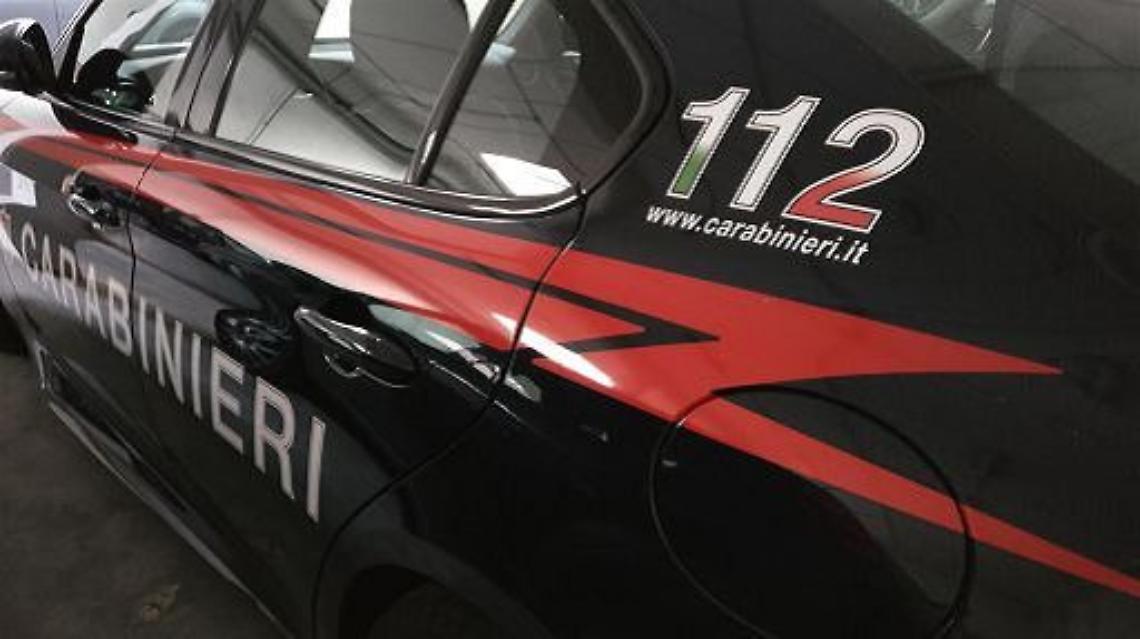 Trova la figlia morta nel letto e si lancia nel vuoto