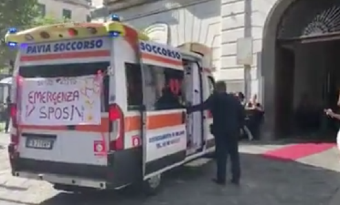 A Boscoreale la sposa arriva in ambulanza, scoppia la polemica VIDEO