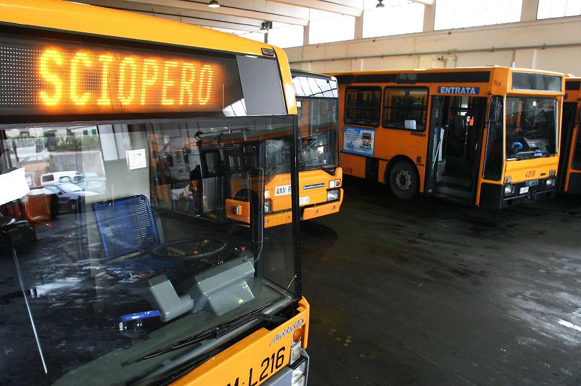 Traghetti, bus, aerei: ondata di scioperi