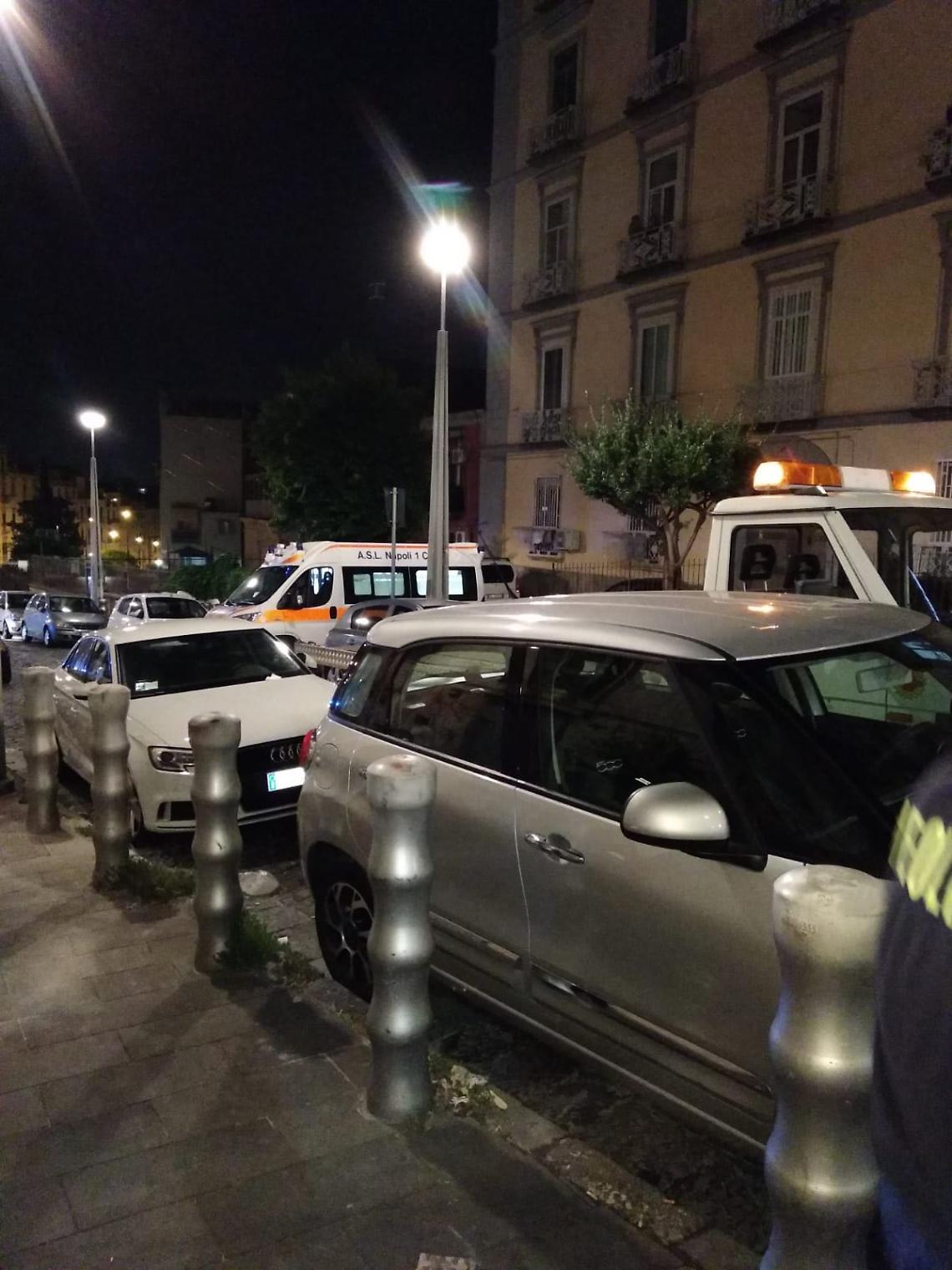 Ambulanza bloccata da auto in sosta al Vomero
