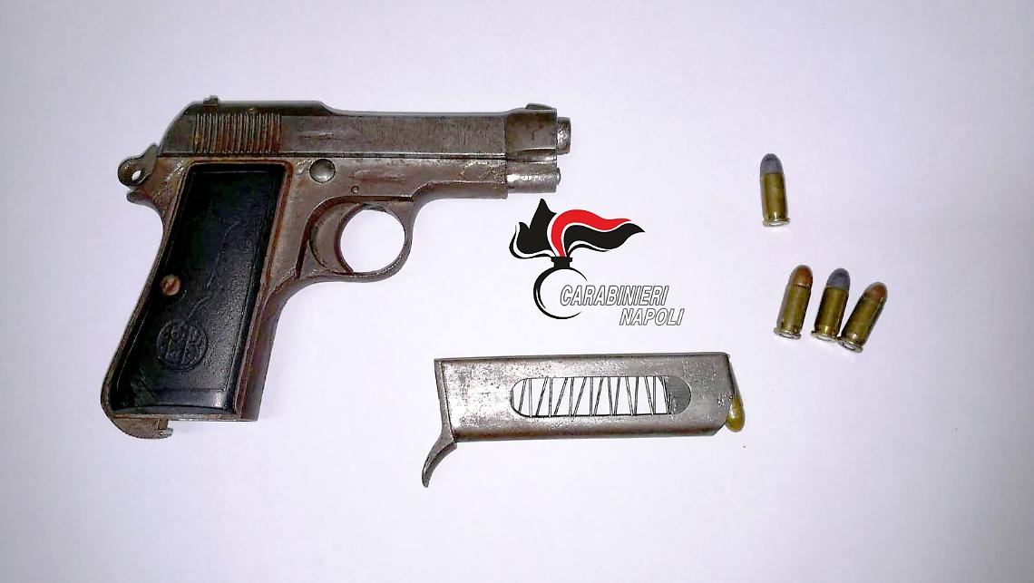 Sorpresi con una pistola carica pronta a sparare, coppia in manette
