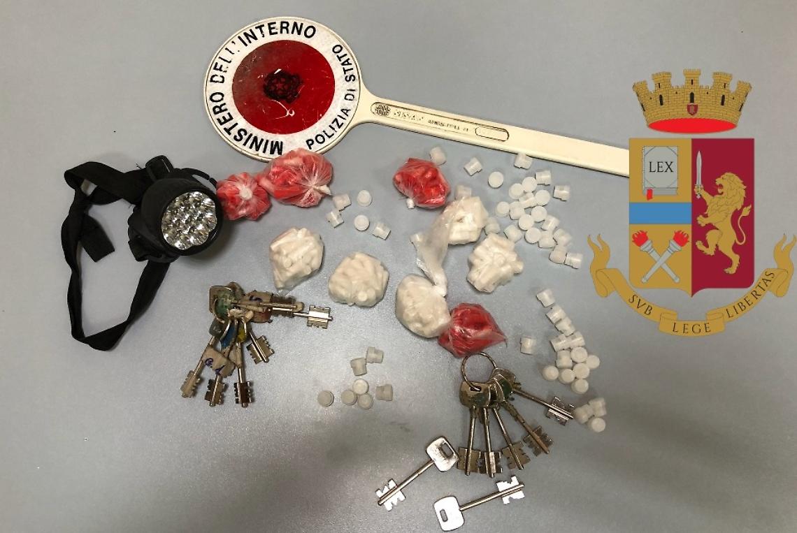 Case celesti, trovato nascondiglio per la droga: sequestrate eroina, cocaina e 13 chiavi