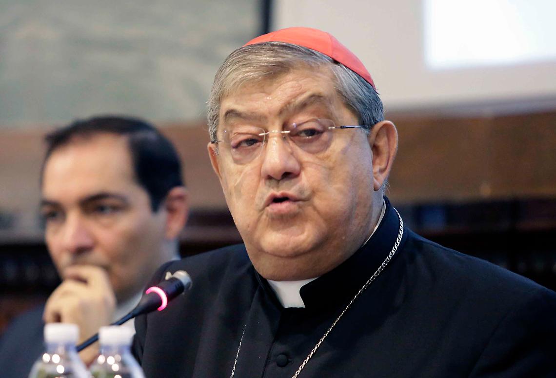 Il cardinale Sepe consegna 400 kit scolastici