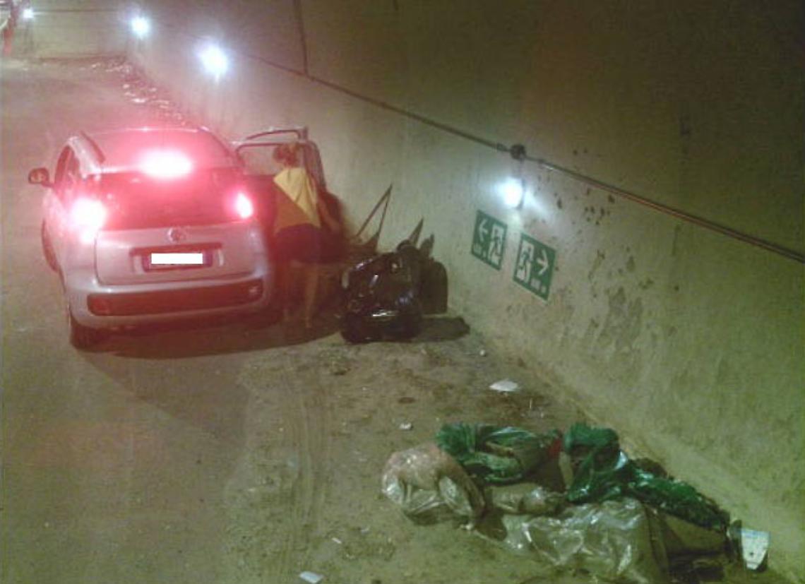 Pozzuoli, immortalati e sanzionati per aver sversato rifiuti nel tunnel di Monte Corvara