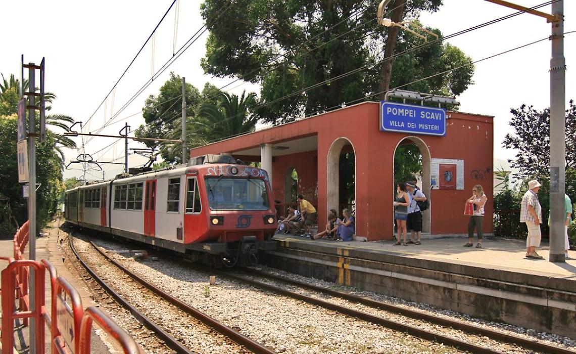 Ruba smartphone sulla Circum, bloccato da un gruppo di turisti