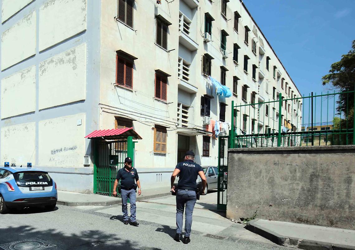 San Giovanni a Teduccio, pregiudicato in fuga dalla polizia cade dal terrazzo e muore