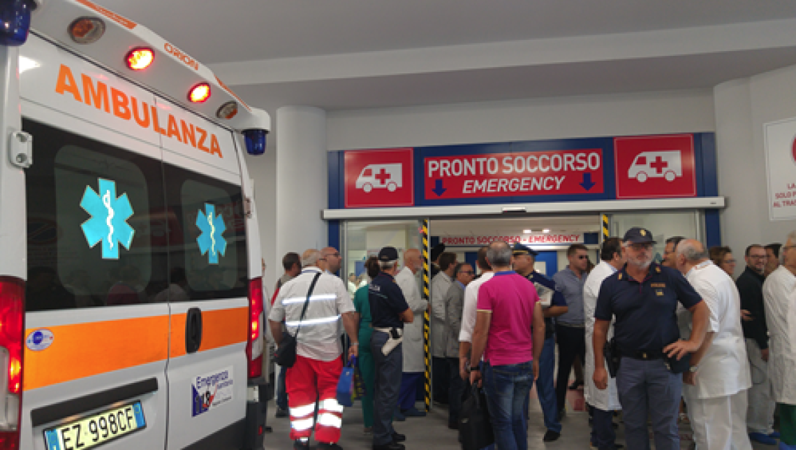 Vaso colpisce una turista per strada: è grave