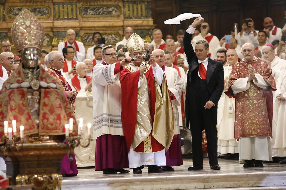 San Gennaro, il miracolo si ripete. Malore per Sepe sull'altare
