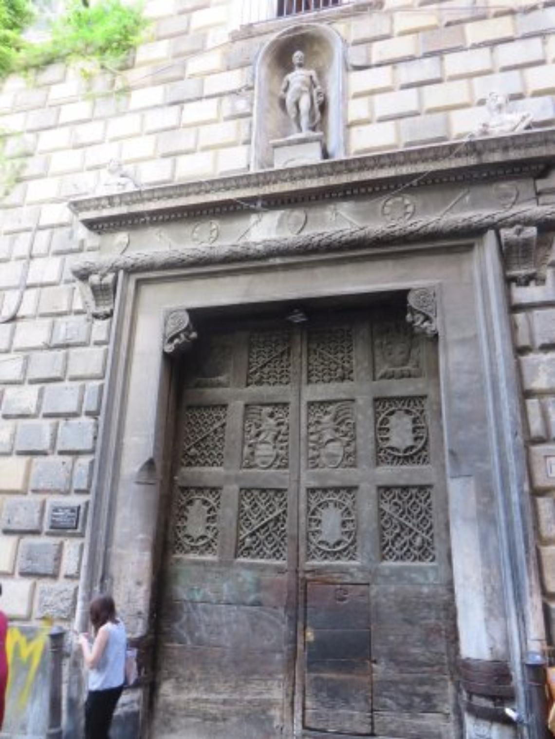 Palazzo Diomede Carafa, completato il restauro del portone