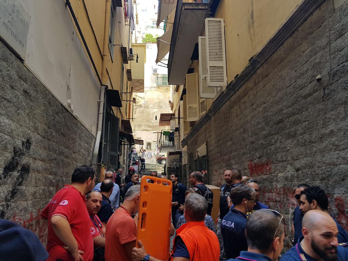 Esplosione alla Pignasecca: morta una donna, gravi i due figli. Erano sotto sfratto